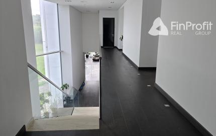 Luxusná dizajnová vila v Lozorne s bazénom a kinom