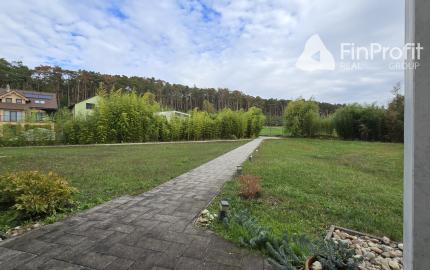 Luxusná dizajnová vila v Lozorne s bazénom a kinom