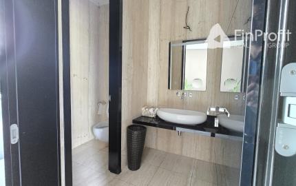 Luxusná dizajnová vila v Lozorne s bazénom a kinom