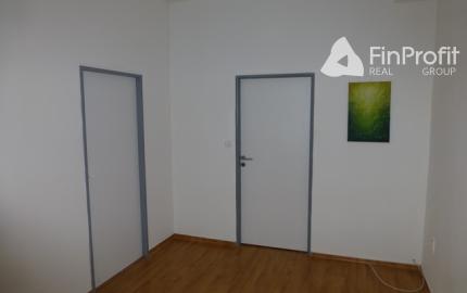 Trojkancelária s parkovacím miestom zdarma - 44,36 m2