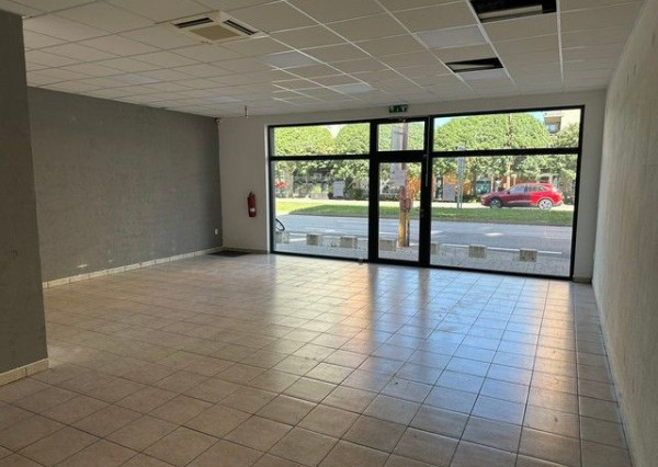 Obchodný priestor so sprchou a soc. zázemím na prenájom – 82,85 m², Kazanská ul.