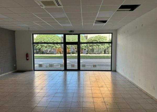 Obchodný priestor so sprchou a soc. zázemím na prenájom – 82,85 m², Kazanská ul.