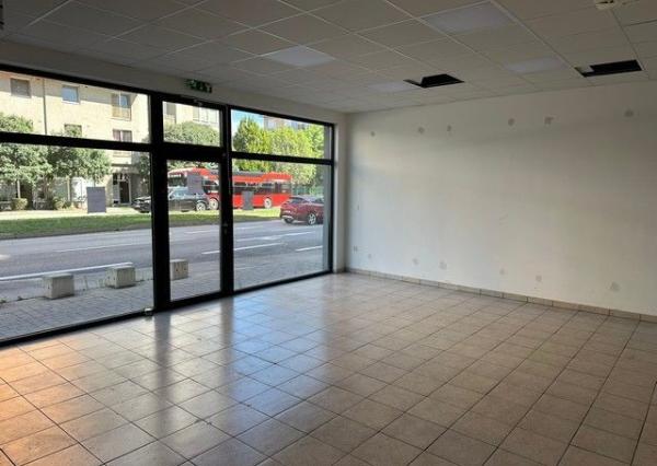 Obchodný priestor so sprchou a soc. zázemím na prenájom – 82,85 m², Kazanská ul.