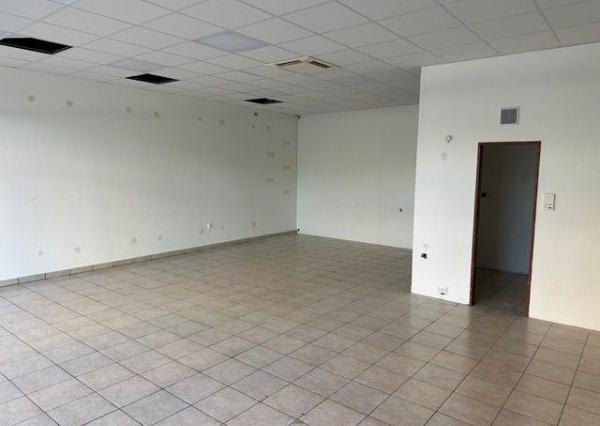 Obchodný priestor so sprchou a soc. zázemím na prenájom – 82,85 m², Kazanská ul.
