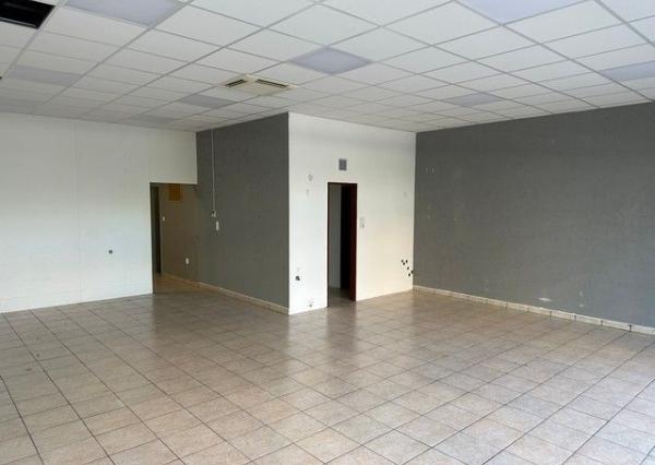 Obchodný priestor so sprchou a soc. zázemím na prenájom – 82,85 m², Kazanská ul.