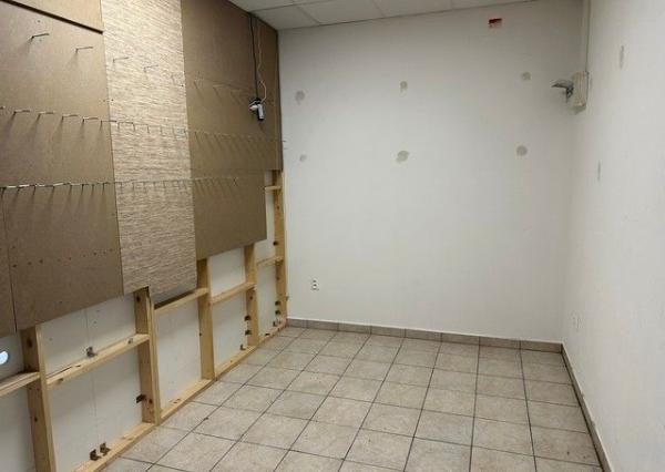 Obchodný priestor so sprchou a soc. zázemím na prenájom – 82,85 m², Kazanská ul.