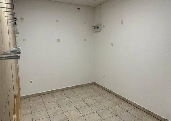 Obchodný priestor so sprchou a soc. zázemím na prenájom – 82,85 m², Kazanská ul.