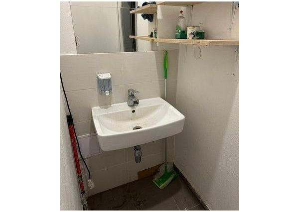 Obchodný priestor so sprchou a soc. zázemím na prenájom – 82,85 m², Kazanská ul.