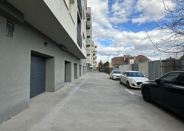 Obchodný priestor so sprchou a soc. zázemím na prenájom – 82,85 m², Kazanská ul.