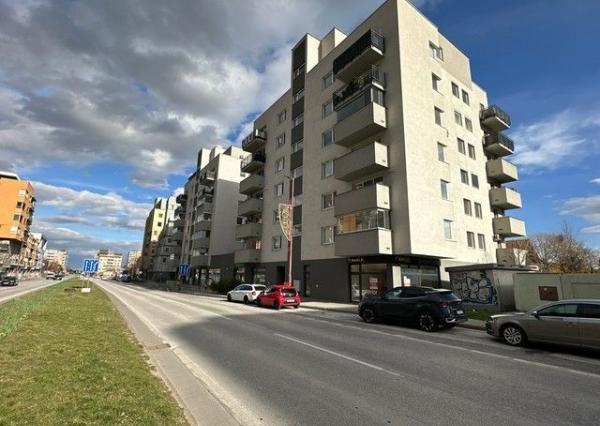 Obchodný priestor so sprchou a soc. zázemím na prenájom – 82,85 m², Kazanská ul.