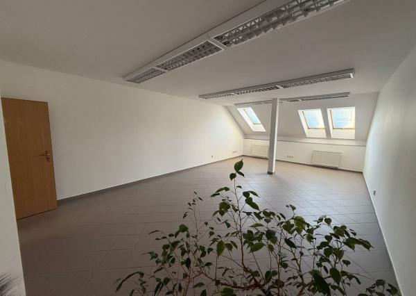 Na prenájom novozrekunštruovaná klimatizovaná kancelária v centre mesta Nitra