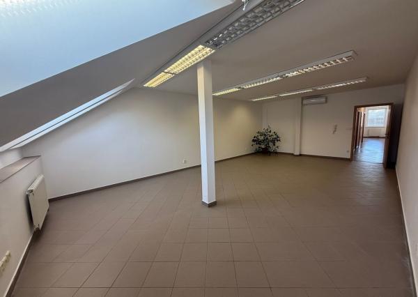 Na prenájom novozrekunštruovaná klimatizovaná kancelária v centre mesta Nitra