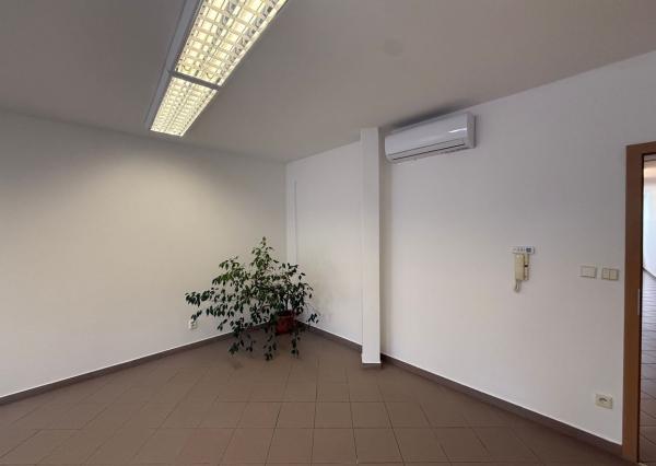 Na prenájom novozrekunštruovaná klimatizovaná kancelária v centre mesta Nitra