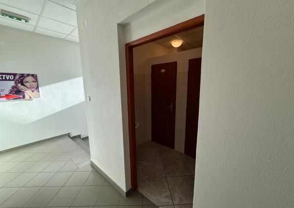 Univerzávny priestor na prenájom pre kanceláriu aj služby v centre mesta – 113 m²
