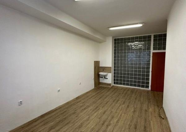 Kancelárske priestory s umývadlom na prenájom - od 18 m2, Bojnická ul.