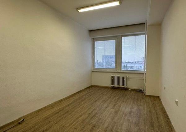 Kancelárske priestory s umývadlom na prenájom - od 18 m2, Bojnická ul.