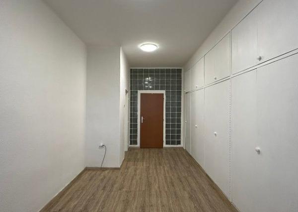 Kancelárske priestory s umývadlom na prenájom - od 18 m2, Bojnická ul.