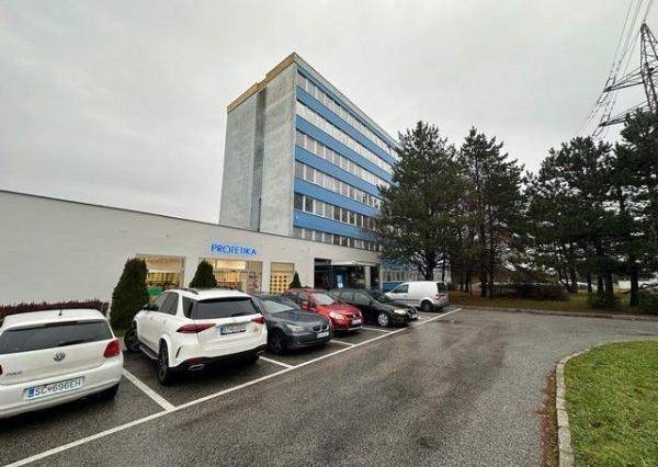 Kancelárske priestory s umývadlom na prenájom - od 18 m2, Bojnická ul.