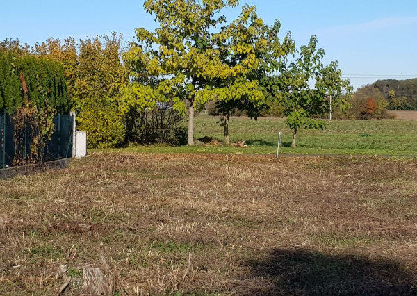 Predám stavebný pozemok v Ivanke pri Nitre 893m2.