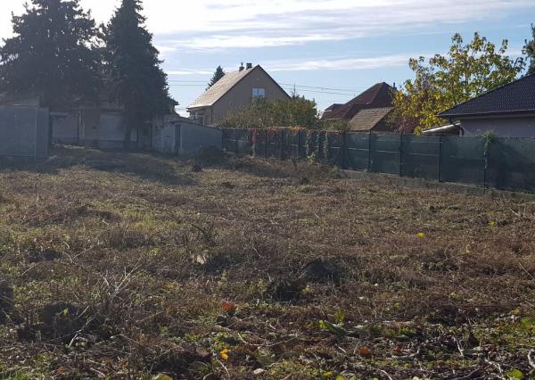 Predám stavebný pozemok v Ivanke pri Nitre 893m2.