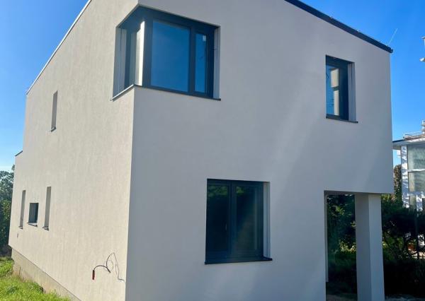 Moderný dom pod lesom Nitrianske Hrnčiarovce-SKOLAUDOVANÉ