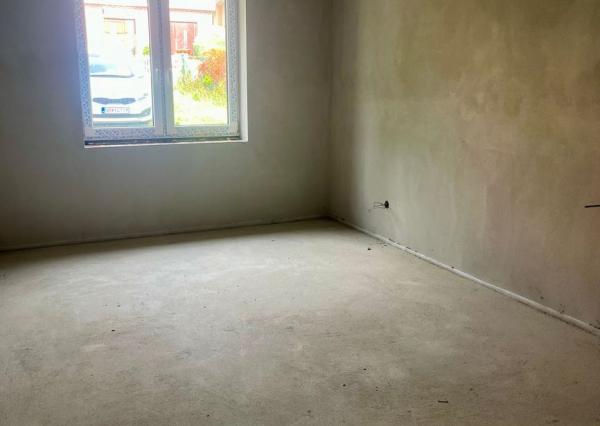 Moderný dom pod lesom Nitrianske Hrnčiarovce-SKOLAUDOVANÉ