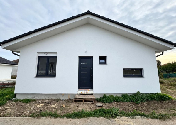 Moderný 3-izbový rodinný dom v Telinciach – 139 900 €