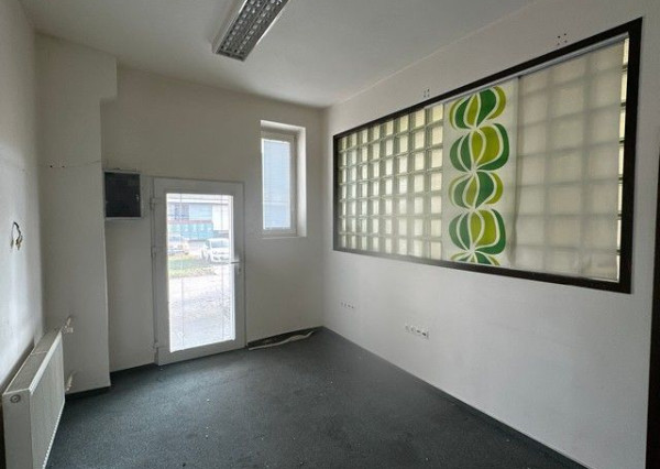 Priestor pre servisno-obchodné a skladovacie využitie na prenájom - 67 m2, Bojnická ul.