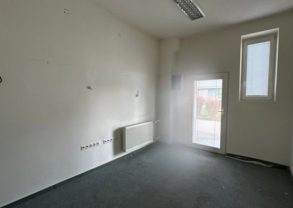 Priestor pre servisno-obchodné a skladovacie využitie na prenájom - 67 m2, Bojnická ul.
