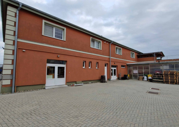 Na predaj veľký polyfunkčný obchodný priestor s rodinným dom a bytovými jednotkami v centre mesta - generujúci zisk