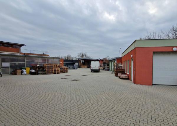 Na predaj veľký polyfunkčný obchodný priestor s rodinným dom a bytovými jednotkami v centre mesta - generujúci zisk