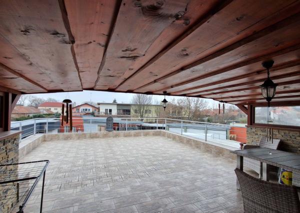 Na predaj veľký polyfunkčný obchodný priestor s rodinným dom a bytovými jednotkami v centre mesta - generujúci zisk