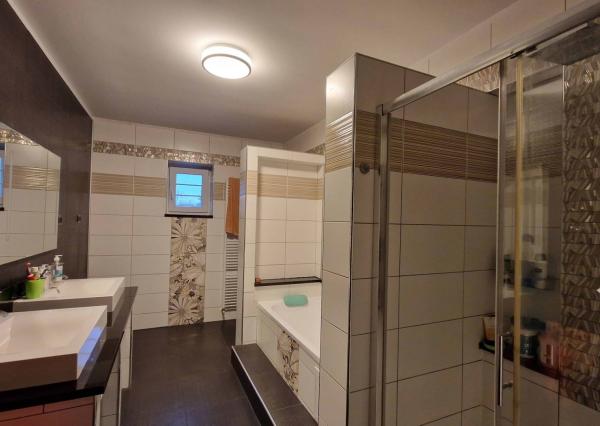 Na predaj veľký polyfunkčný obchodný priestor s rodinným dom a bytovými jednotkami v centre mesta - generujúci zisk