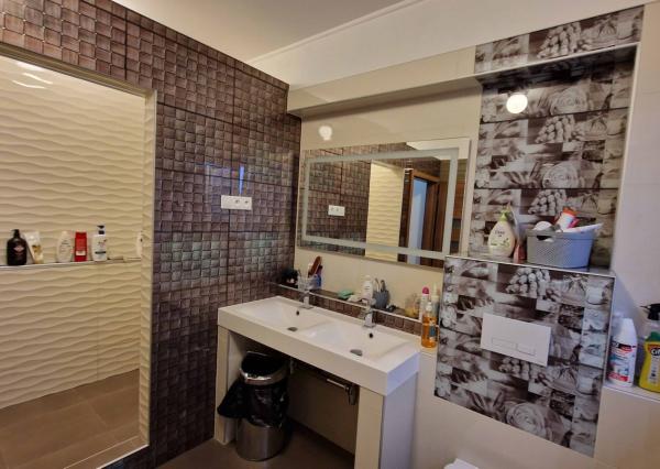 Na predaj veľký polyfunkčný obchodný priestor s rodinným dom a bytovými jednotkami v centre mesta - generujúci zisk