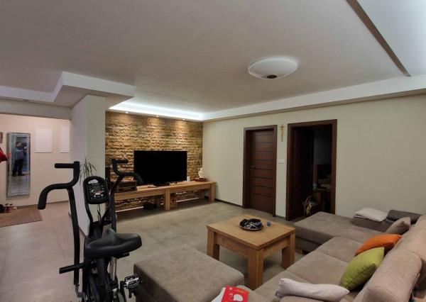 Na predaj veľký polyfunkčný obchodný priestor s rodinným dom a bytovými jednotkami v centre mesta - generujúci zisk