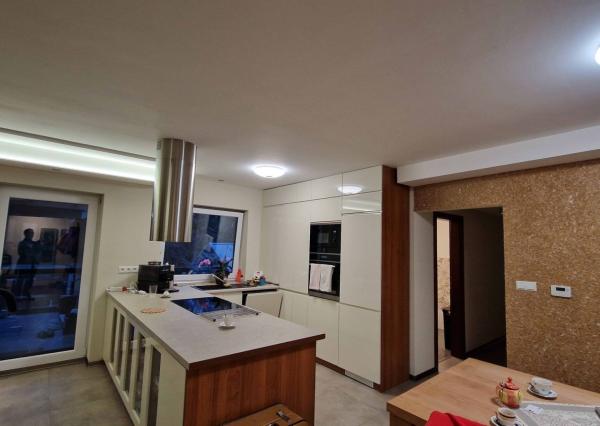 Na predaj veľký polyfunkčný obchodný priestor s rodinným dom a bytovými jednotkami v centre mesta - generujúci zisk