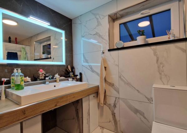 Na predaj veľký polyfunkčný obchodný priestor s rodinným dom a bytovými jednotkami v centre mesta - generujúci zisk