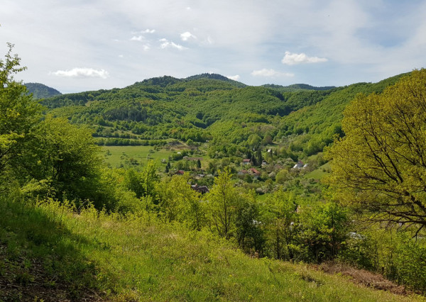 Predám pozemok vo Vyhniach + stavebné povolenie na chatu.