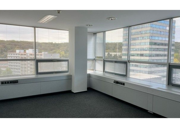 Kancelárske priestory vo Westend Tower na prenájom - od 14 m2, ul. Dúbravská cesta.