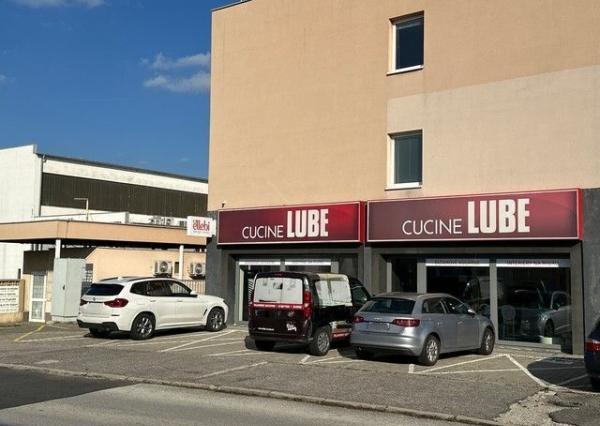 Investičná príležitosť - obchodný priestor s nájomníkom na predaj - 276 m2, Pestovateľská ul.