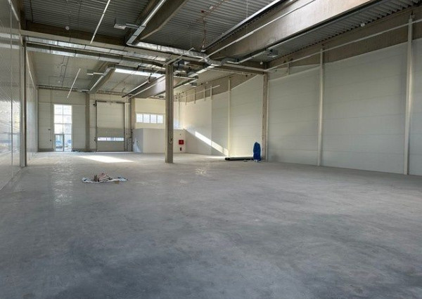 Vykurované obchodno-skladovacie a výstavné priestory na prenájom - od 450 m2, lokalita Bory.