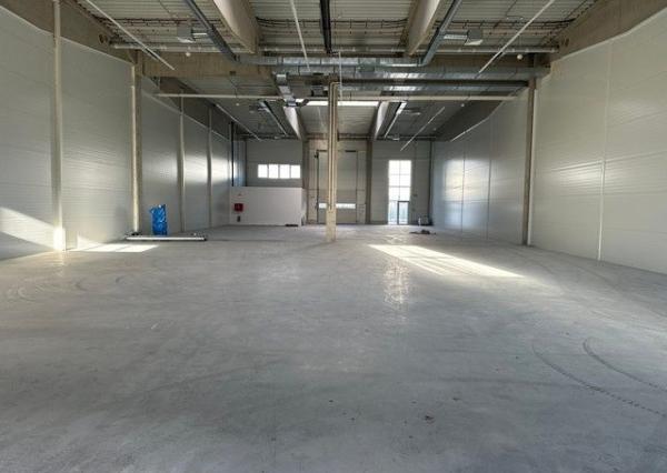 Vykurované obchodno-skladovacie a výstavné priestory na prenájom - od 450 m2, lokalita Bory.