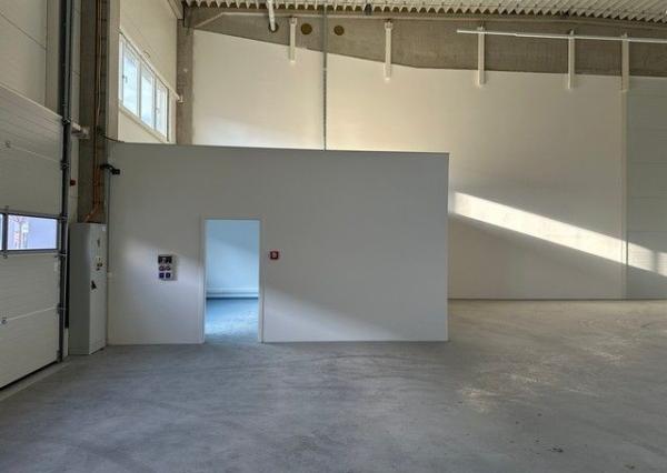Vykurované obchodno-skladovacie a výstavné priestory na prenájom - od 450 m2, lokalita Bory.
