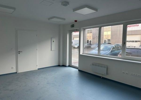 Vykurované obchodno-skladovacie a výstavné priestory na prenájom - od 450 m2, lokalita Bory.