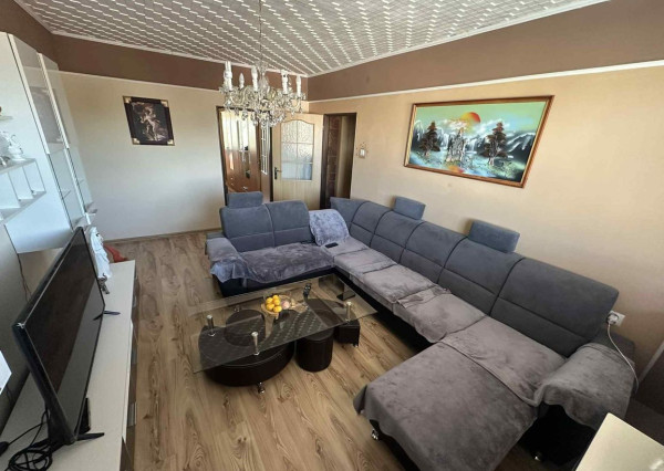 Exkluzívne na predaj priestranný 4-izbový byt s garážou a parkovacím miestom v tichej a príjemnej lokalite Topoľčany - Velušovce za super cenu