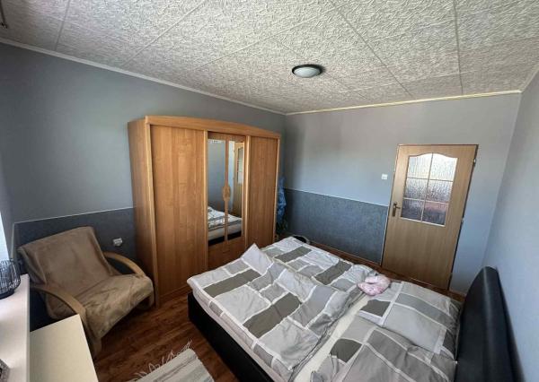 Exkluzívne na predaj priestranný 4-izbový byt s garážou a parkovacím miestom v tichej a príjemnej lokalite Topoľčany - Velušovce za super cenu