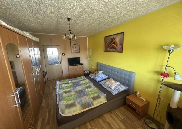 Exkluzívne na predaj priestranný 4-izbový byt s garážou a parkovacím miestom v tichej a príjemnej lokalite Topoľčany - Velušovce za super cenu