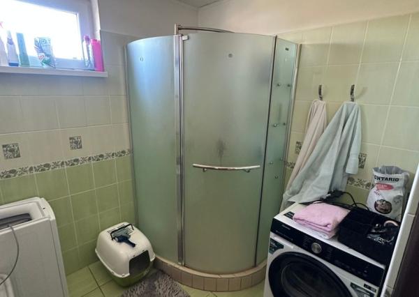 Exkluzívne na predaj priestranný 4-izbový byt s garážou a parkovacím miestom v tichej a príjemnej lokalite Topoľčany - Velušovce za super cenu