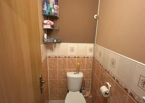 Exkluzívne na predaj priestranný 4-izbový byt s garážou a parkovacím miestom v tichej a príjemnej lokalite Topoľčany - Velušovce za super cenu