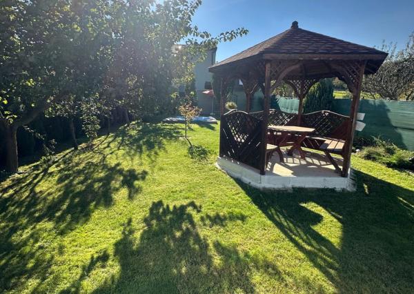 Exkluzívne na predaj priestranný 4-izbový byt s garážou a parkovacím miestom v tichej a príjemnej lokalite Topoľčany - Velušovce za super cenu